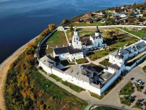 Вид на монастырь и крепостные стены острова-града Свияжск