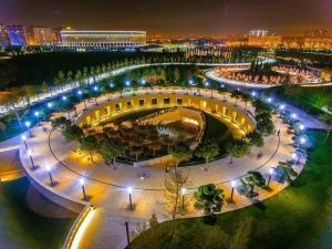 Ночной парк с круглой площадкой и подсветкой