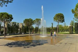Люди гуляют у фонтана в парке