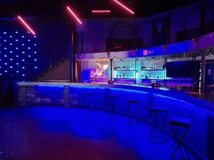 Бар с неоновой вывеской в клубе «Пепелац»