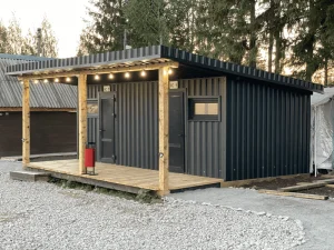 Современный модульный домик с террасой и подсветкой на базе «Пычанки»