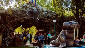 Вход в сафари-парк с фигурой моржа