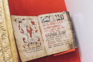 Открытая старинная книга с иллюстрациями в Литературном музее Кубани