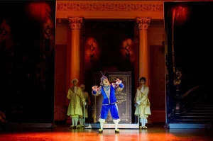 Актёры в костюмах на сцене театра «Сдвиг»