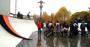 Велосипедисты и скейтеры в скейт-парке