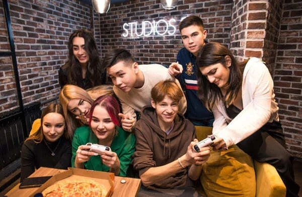 Компания играет в игры в караоке-зале «Studios 5» в Казани