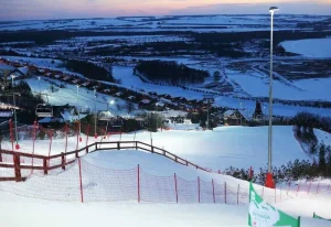 Заснеженный склон с огнями на закате в «Свияжских холмах»