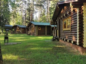 Бревенчатые домики в «Тихом лесу»