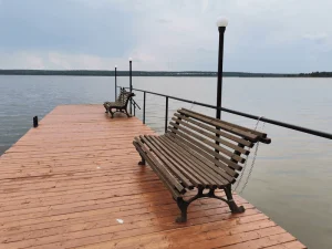 Деревянный причал у воды в «Тихом лесу»