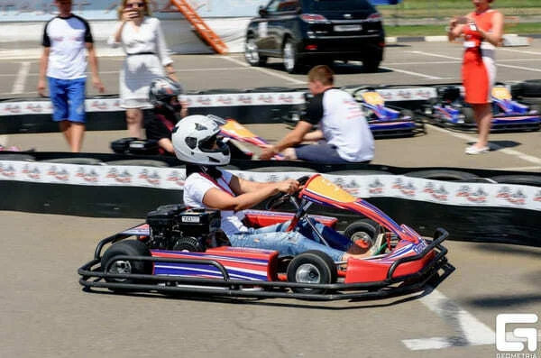 Человек в шлеме на трассе картинга «TopKart»