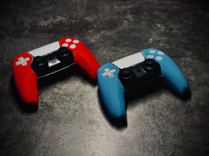 Два геймпада PlayStation 5 в VIP-комнате на двоих