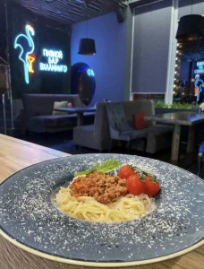 Паста с мясным соусом и томатами в ресторане «Вхламинго»