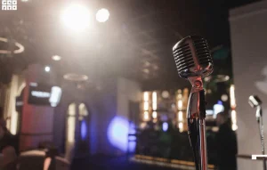 Микрофон на стойке в караоке-зале «Vinokurov karaoke-rest»