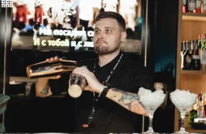 Бармен готовит коктейль в караоке-ресторане «Vinokurov karaoke-rest»