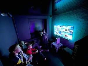 Парни играют в Sony Playstation 5