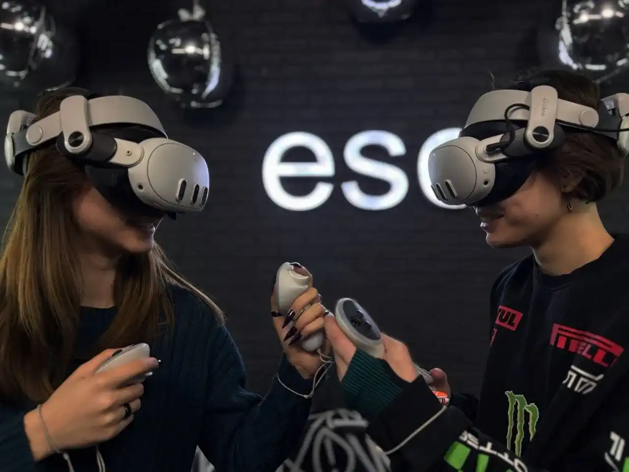 Двое гостей играют в VR-шлемах друг напротив друга
