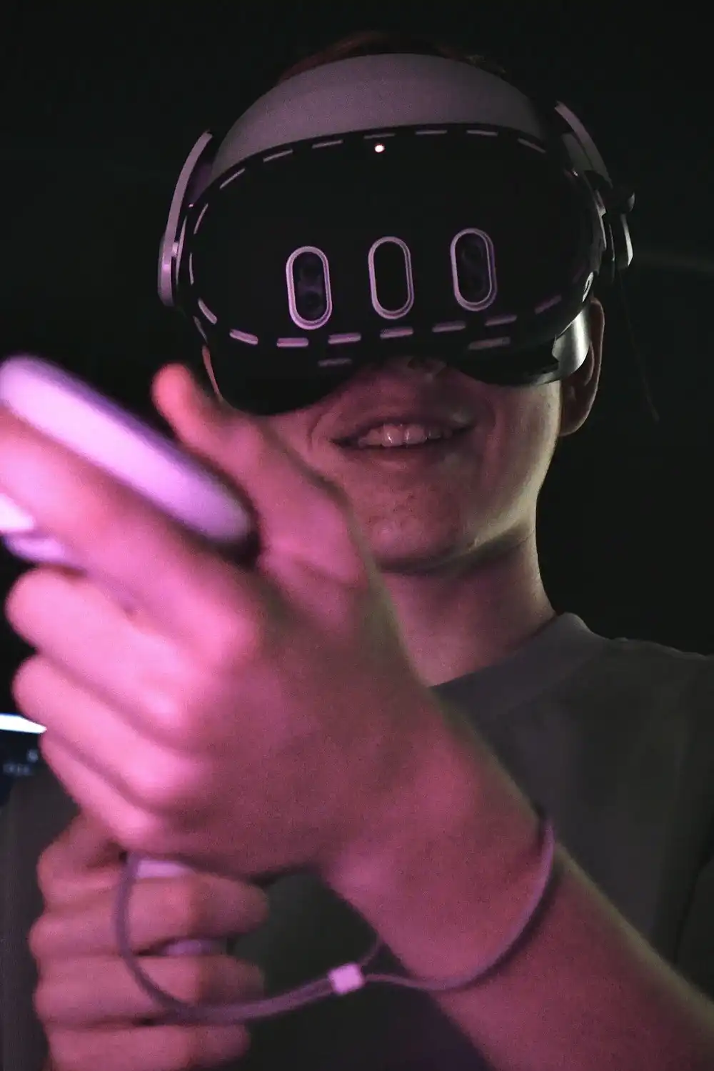 Портрет игрока в VR-шлеме в розовом свете