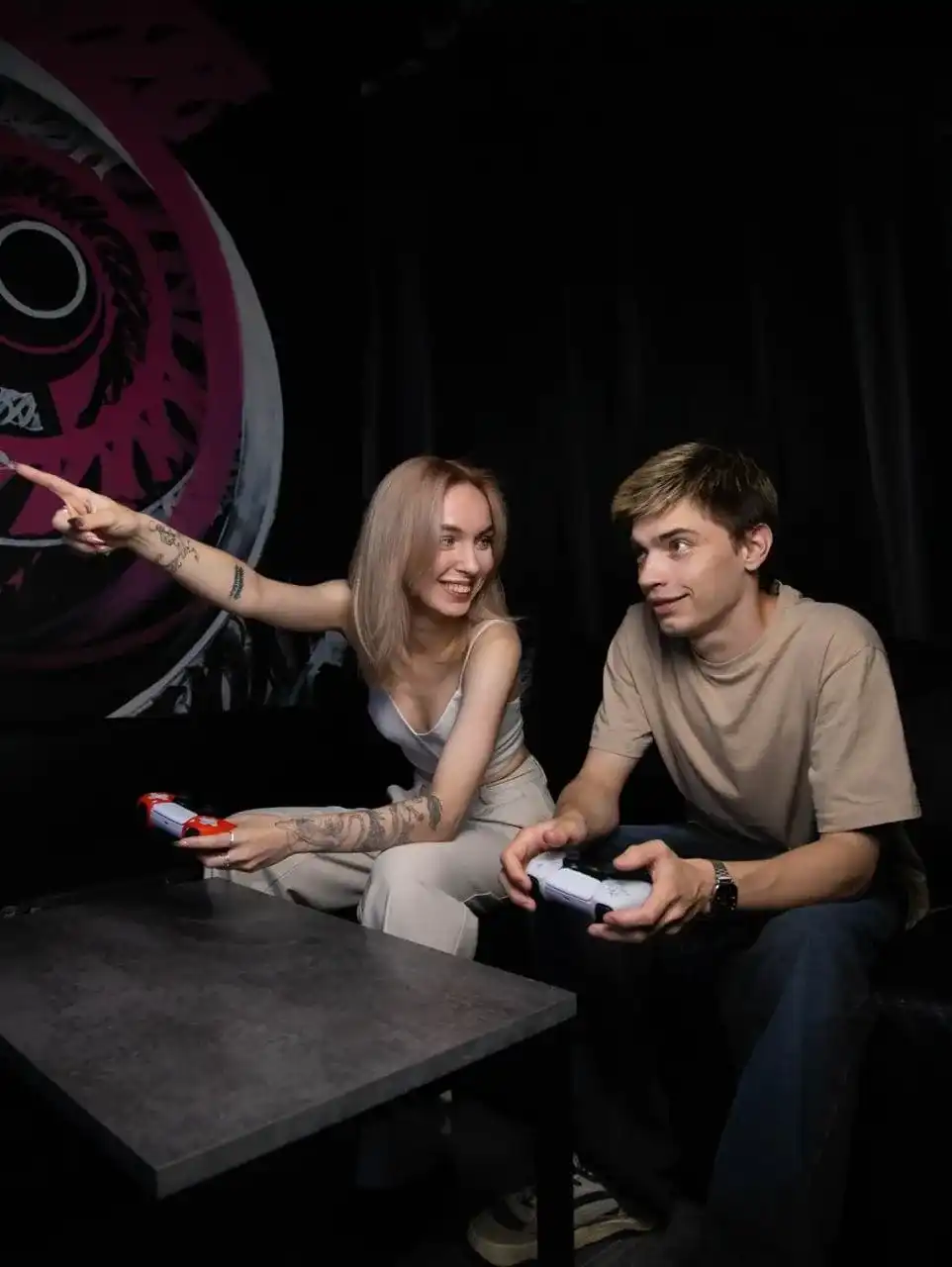 Гости за игрой на PlayStation 5
