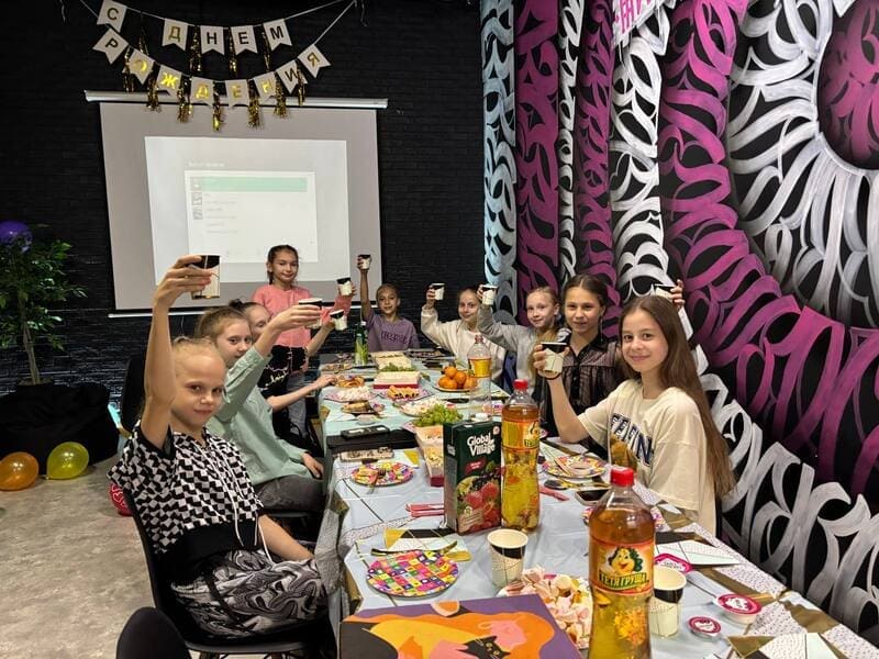 Гости за праздничным столом