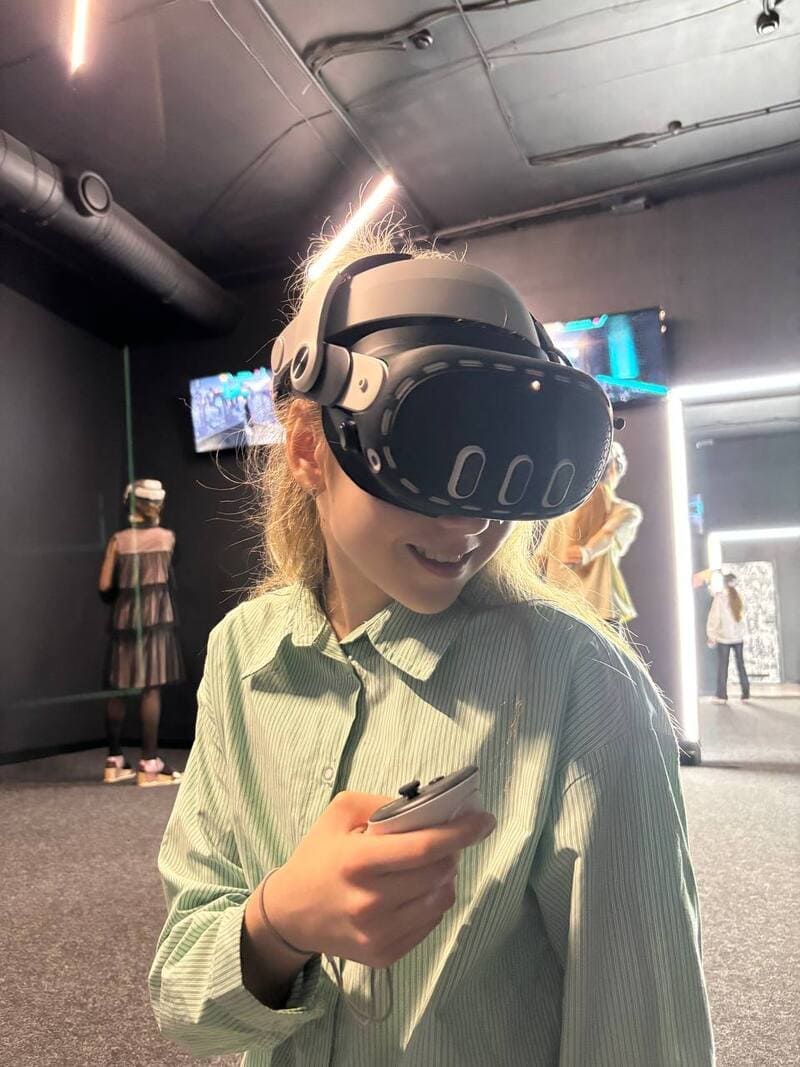 Гостья в VR-шлеме