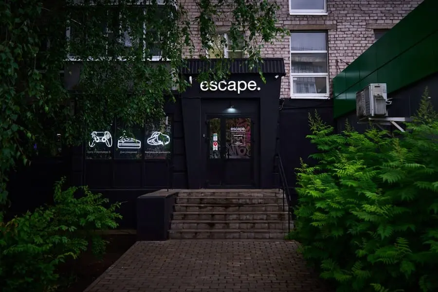 Вход в клуб escape. Ижевск на ул. Красногеройская, 38а