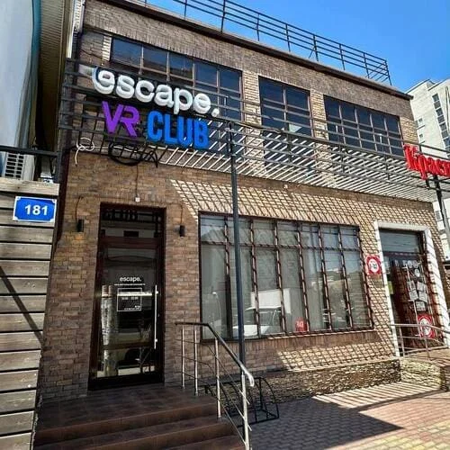 Вход в клуб escape. «Центр» на ул. Коммунаров, 181