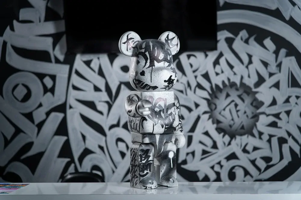 Bearbrick и граффити