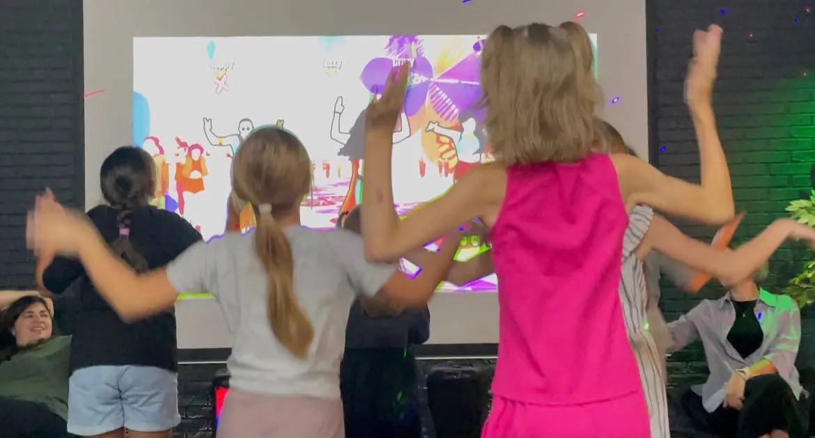 Дети танцуют Just Dance перед экраном