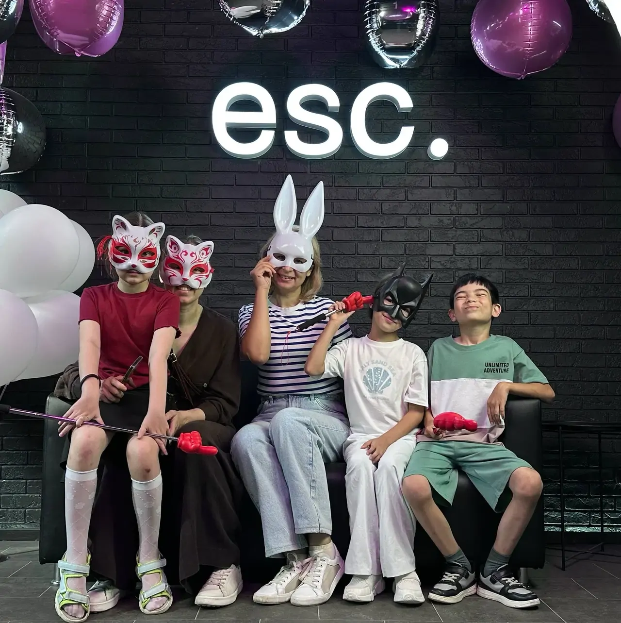 Гости праздника у вывески esc. в Казани
