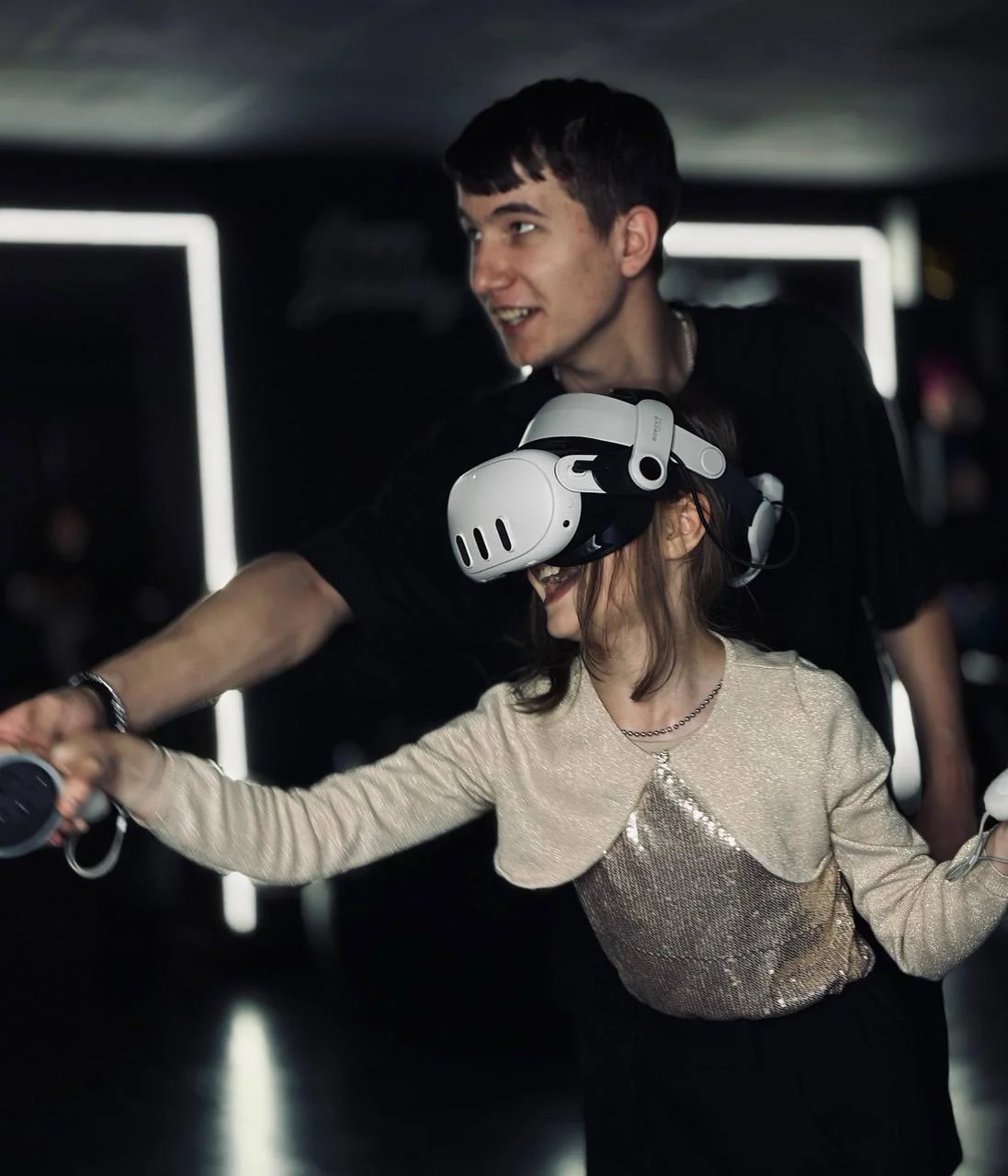 Администратор помогает гостю в VR