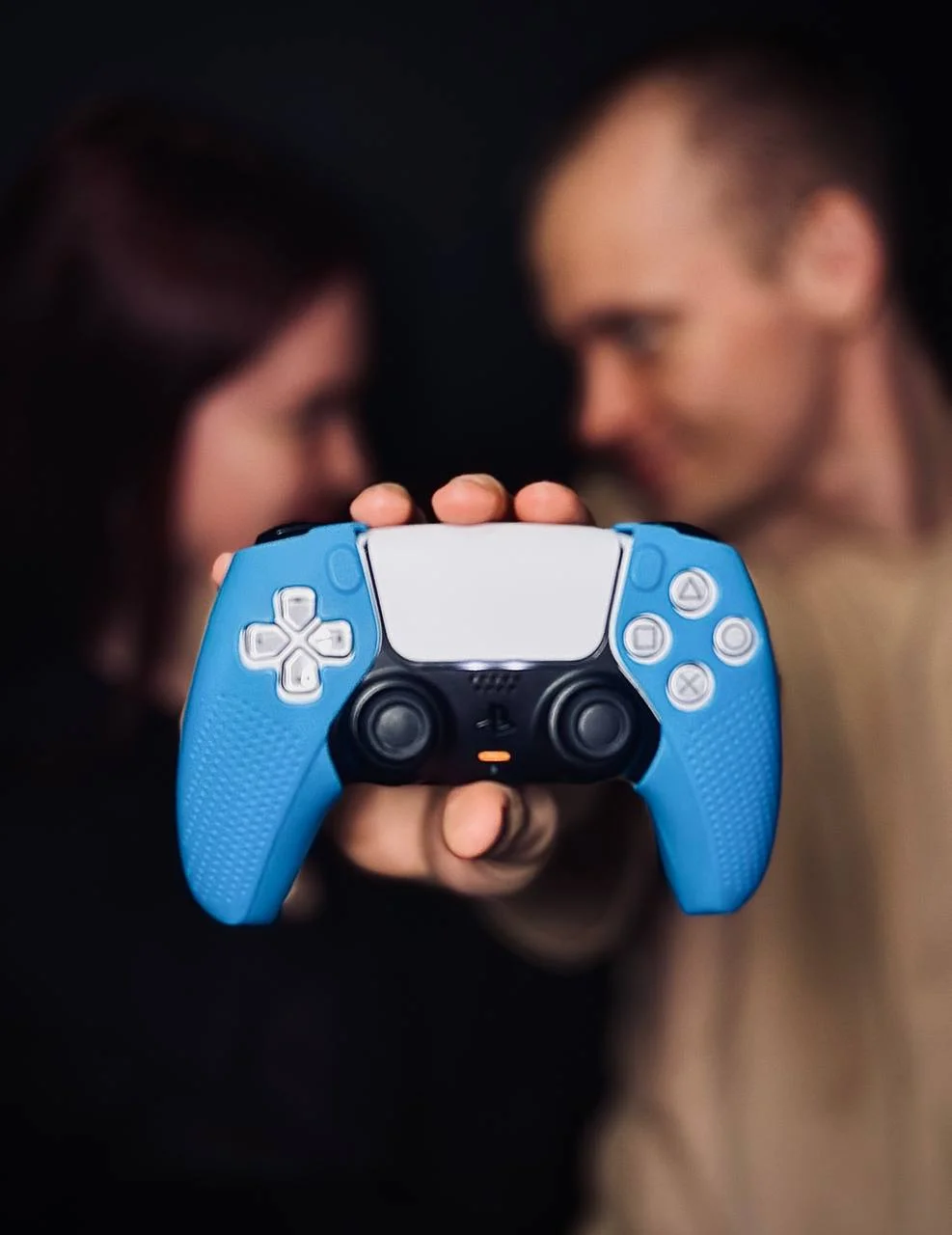 Геймпад PlayStation 5 в руках гостя