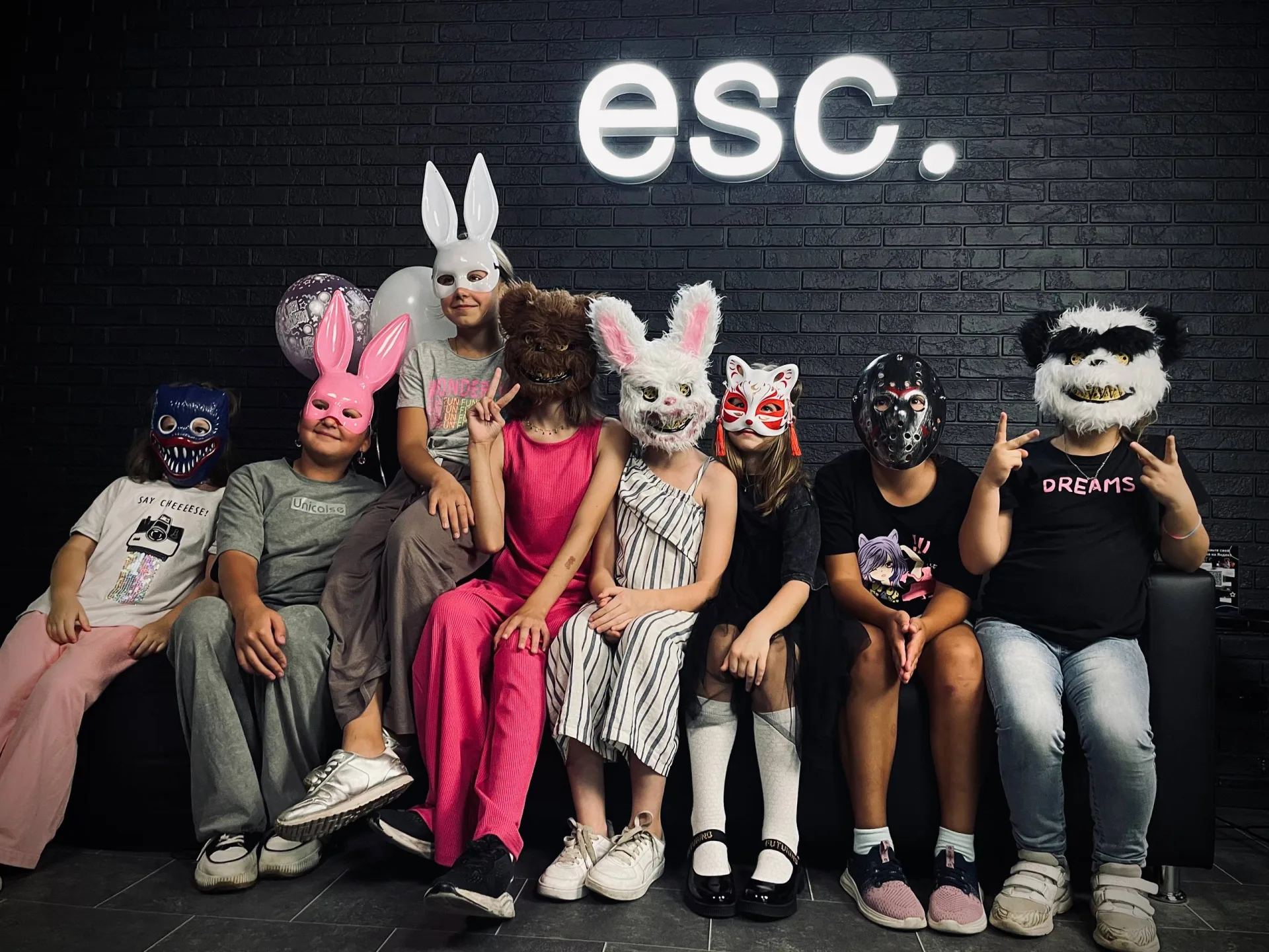 Дети с надписью esc.