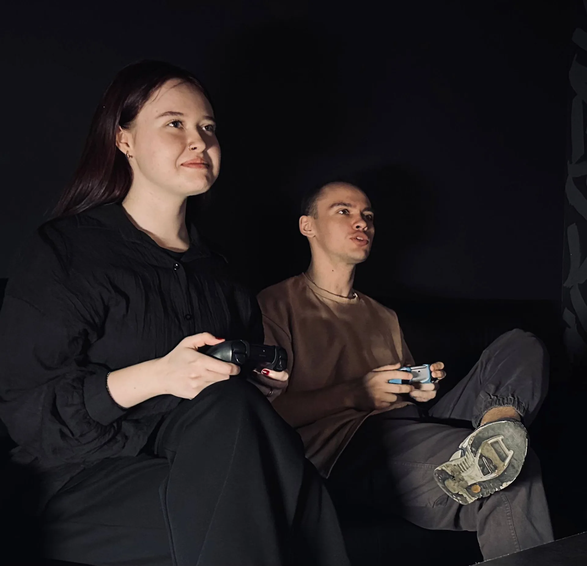Пара играет PlayStation 5