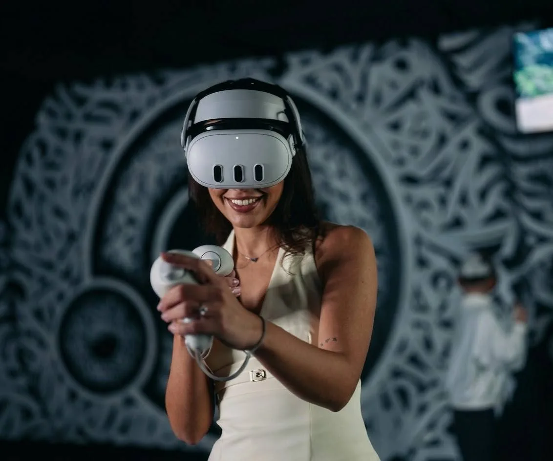 Девушка играет в VR