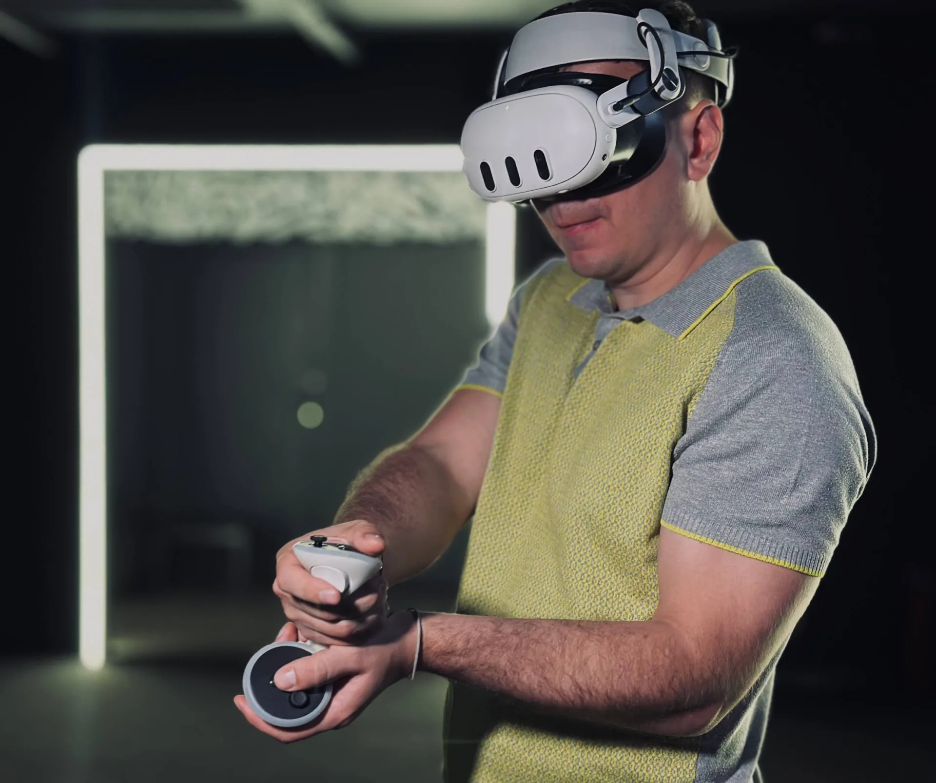 Мужчина играет в VR