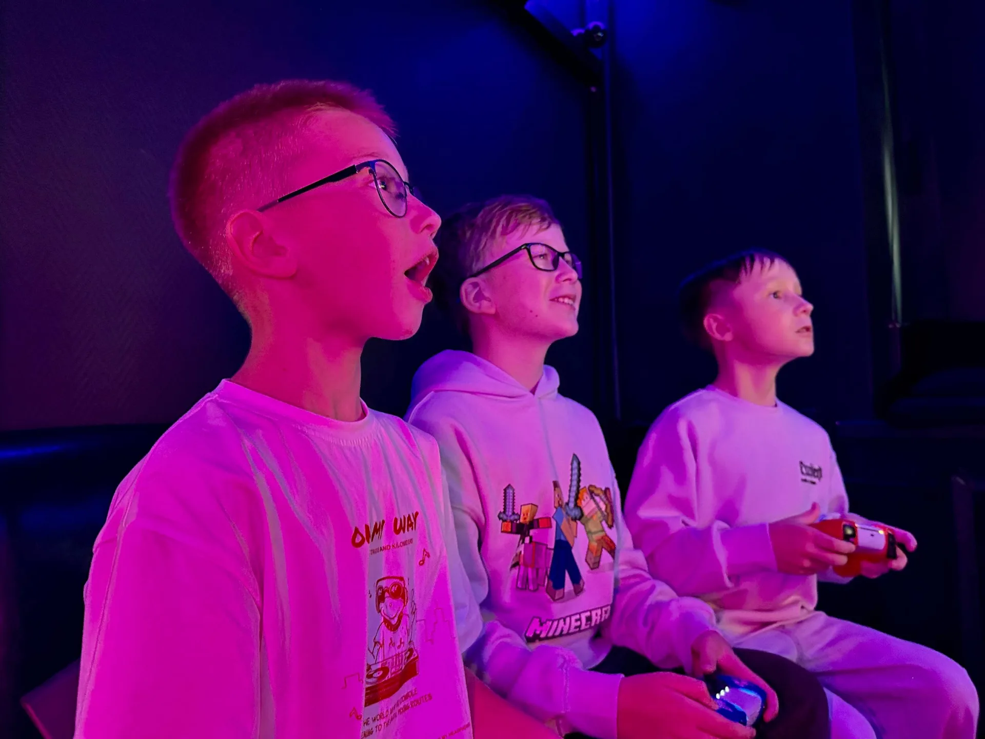 Мальчишки играют в PlayStation 5