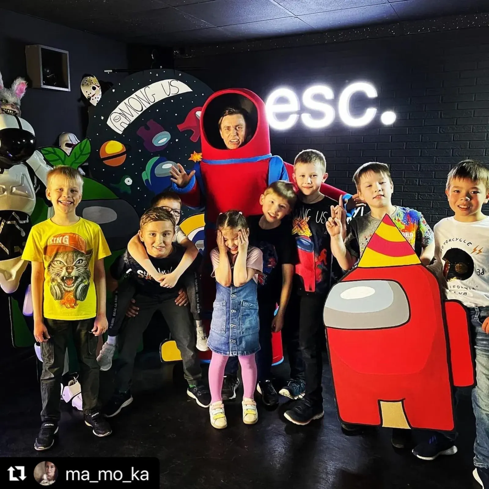 Общее фото у вывески esc.