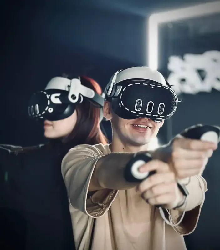 Двое коллег в VR-шлемах на корпоративе в Ижевске