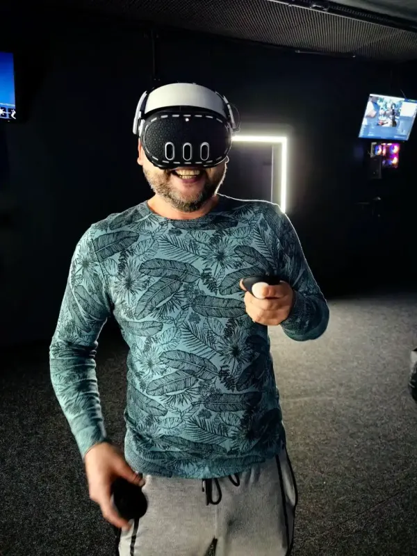 Гость в VR-шлеме смеётся во время игры