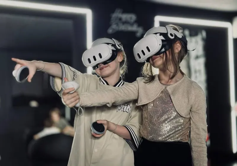 Дети в VR-шлемах на дне рождения в клубе в Краснодаре