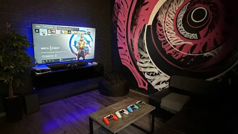 Комната с PlayStation 5 и большим экраном