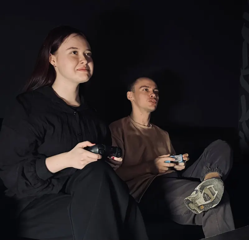 Пара играет в PlayStation 5